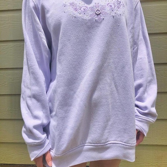 Lilac flower crewneck! - Picture 2 of 4